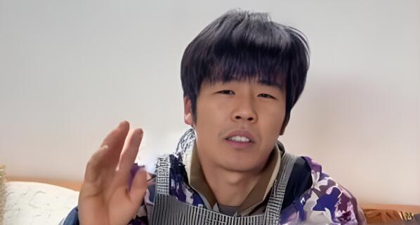 粥饼伦回应称不知道哪像周杰伦,妻子说不像